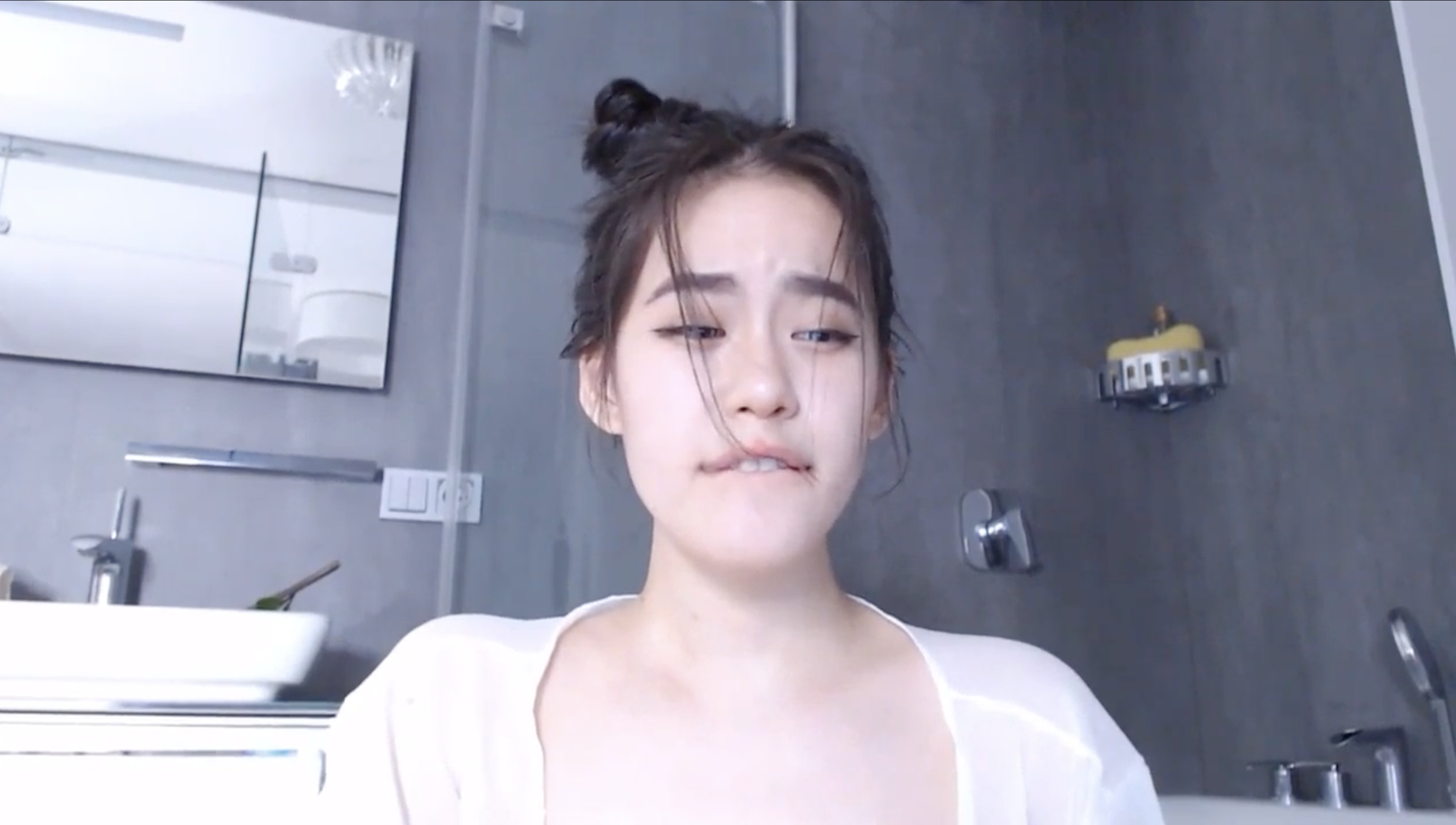 Hot girl asian tự sướng trong phòng tắm